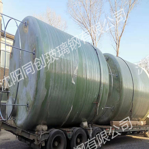 發(fā)貨的玻璃鋼儲罐